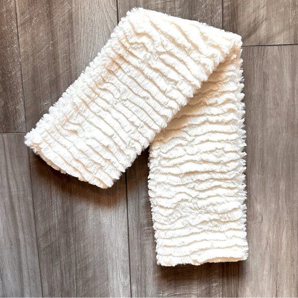 Betsey Johnson White Faux Fur Scarf Wrap OSFA Soft Plush Winter Accessory - Picture 1 of 6